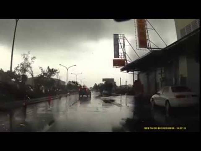 Αυτοκίνητο συναντά τυφώνα – Πόσο πιο τρομακτικό; (video)
